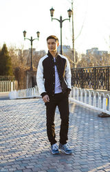 组图：田亮黑白潮装漫步街拍 享静好岁月