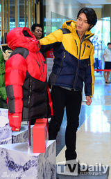 组图：玄彬出席户外品牌活动 穿棉服展迷人微笑