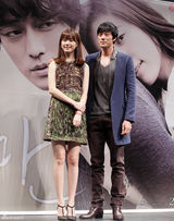 高清图：韩孝珠苏志燮携手亮相宣传新片《只有你》