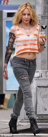 幻灯组图：凯莉米洛老态毕露 肥臀凸肚显颈纹