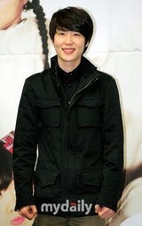 组图：酷龙姜元来拍圣诞剧《感谢你给我带来笑容》