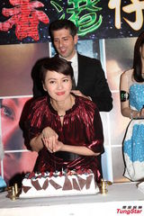 组图：梁咏琪庆生与老外丈夫激吻旁若无人