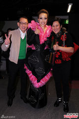 组图：容祖儿平安夜献声 红色嘴唇装与歌迷欢庆