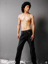 组图：张亮早期雷人照曝光 长发飘飘扮女妆