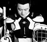 组图：佟大为登《时尚先生》封面 化身冰球战神