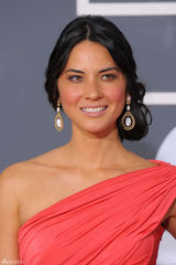 高清图：奥利维亚穆恩西瓜红单肩礼服美艳登场