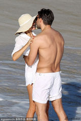 奥利维亚携未婚夫沙滩湿身肉搏 野性陶醉忘我