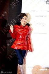 高清图：舒淇做代言红装耀眼 现场混乱花容失色