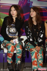 组图：少女时代上海捞金 舞姿热辣扭蛮腰秀玉腿