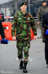 组图：韩国演员李东健结束兵役正式回归演艺圈