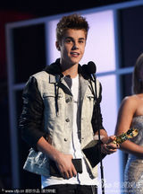 组图：美国公告牌音乐奖 贾斯汀-比伯休闲装出席