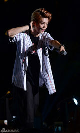 组图：EXO与SHINee等助阵江南Festival秀劲舞