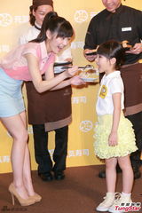 组图：AKB48渡边麻友访港大送飞吻 与粉丝握手