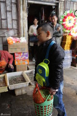 组图：《爸爸去哪儿》难度升级 小朋友独立买菜