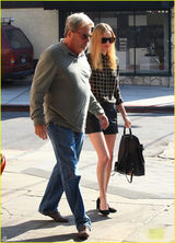 组图：凯特波茨沃斯与老爸外出秀美腿 亲密拥抱