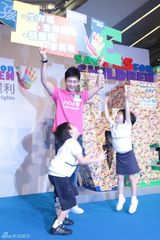 幻灯:联合国儿基会大使黄晓明赴港做公益 变孩子王