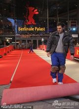 高清组图：柏林电影宫外忙碌不停 工作人员紧张布置