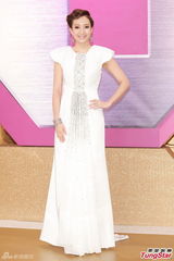 组图：TVB台庆红毯梁烈唯白鬓发型配裙装显另类