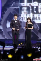 高清：EXO摘MAMA大奖 泫雅贤胜热吻Rain复出