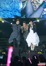 组图：黎瑞恩慈善个唱开锣 开心落泪唱经典