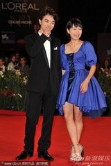 组图：《庸才》首映 堂富美蓝裙可爱臀部似鸡尾