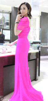 组图：吴佩慈桃色纱裙亮相冰城粉丝热情不惧低温