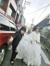 组图：“激吻女”张茆与外籍未婚夫首尔拍婚纱照