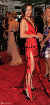 阿尔巴金色长裙赛缪斯 老牌美女波姬-小丝拄拐(图)