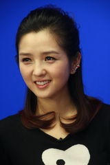 高清组图：何洁学小浪扮独眼 可爱翘嘴笑眼弯弯