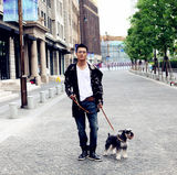 组图：张丹峰与爱犬街头写真 太子走出深宫变潮男