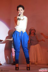 组图：阿娇亮相专辑发布会 与胡彦斌甜蜜对唱