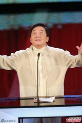 组图：成龙为最佳两岸华语电影颁奖 表情夸张