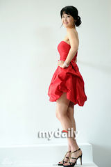 组图：韩国女主持李书英发写真 着抹胸裙挤乳沟