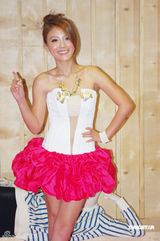 幻灯：卓文萱个唱造型曝光 秀香肩化身摇滚女战士