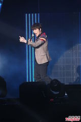 组图：萧敬腾炎亚纶亮相圣诞演唱会high翻全场