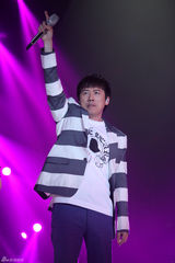 组图：周笔畅睡衣扮猫女 邓紫棋自弹自唱