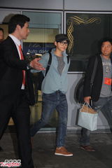 高清组图：韩星宋仲基访港 吸引近百粉丝接机