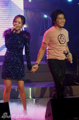 幻灯图：彭佳慧北京发片 齐秦助阵对唱情歌