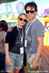 幻灯图：米莎-巴顿临时充当服务生 仿佛丛林仙子