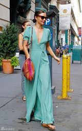 组图：米兰达-可儿真空穿绿色长裙无惧凸点