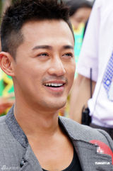 组图：林峰冒酷暑出席活动 不顾形象狂擦汗