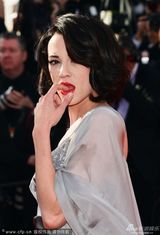 组图：意大利女星艾萨-阿吉图红毯不羁竖中指