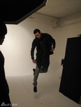 幻灯图：陆毅另类大片显露性情 十年沉淀淡定自如