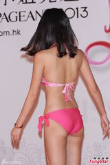 组图：亚姐泳装火辣秀胸 怪咖多女版王祖蓝现身