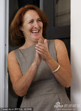 高清图：《我们相信》记者会 导演鲁奇-洛振臂欢呼