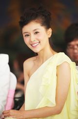 组图：王子文荷叶斜肩小礼服亮相 分享美丽心得