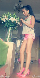 组图：吉克隽逸微博晒性感时尚生活照