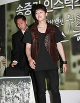 高清图：韩星宋钟基粉丝签名会 短发清爽笑容灿烂