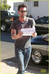 组图：魔力红骚当与女友用餐 遇狗仔举捐款纸牌