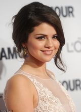 组图：赛琳娜分手后首亮相 透视裙性感未受失恋打击